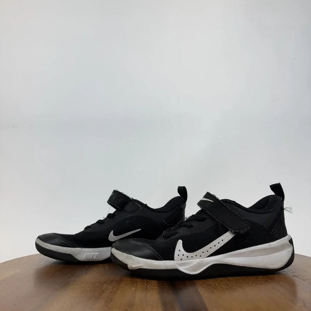 Big Kids Nike Omni Multi-Court PS Black White Athletic Sneakers Size 1.5‎ Y GUC